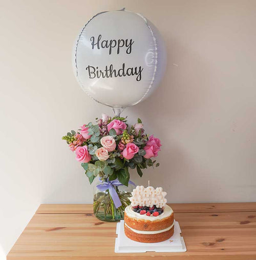 arreglo de rosas y flores con globo y pastel para cumpleaños